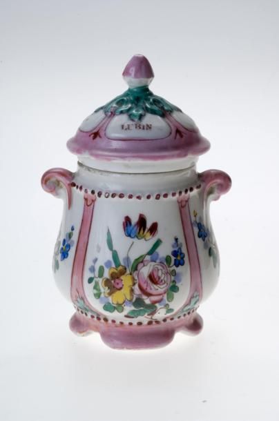 LUBIN Pot à cosmétique en porcelaine, à décor floral polychrome. Prise du couvercle...