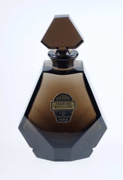 GUERLAIN «CANDIDE EFFLUVE» Flacon en cristal de Baccarat, modèle «flacon brun fumé»....