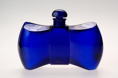 GUERLAIN MODÈLE «NOEUD PAPILLON» Flacon en cristal de Baccarat de couleur bleu, panse...