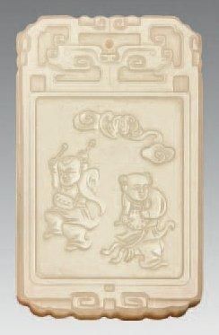 null PLAQUETTE EN JADE. A décor de personnages. Chine, XXe siècle. H: 5 cm