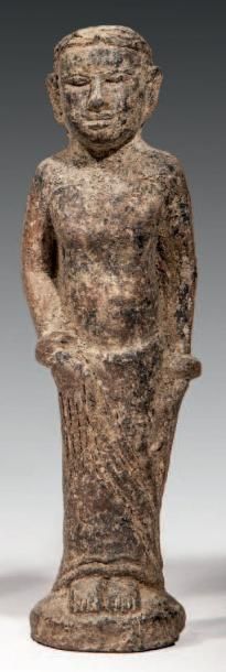 null STATUETTE DE FEMME EN TERRE CUITE. Elle est représenté debout sur une base ronde,...