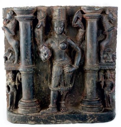 null PLAQUE EN GRÈS. Figurant le Dieu Shiva sous la forme Ardhanarisvara, sa moitié...