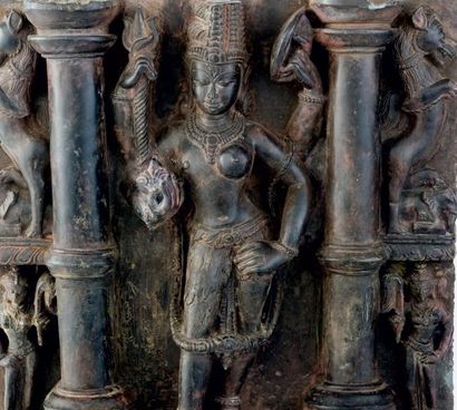 null PLAQUE EN GRÈS. Figurant le Dieu Shiva sous la forme Ardhanarisvara, sa moitié...