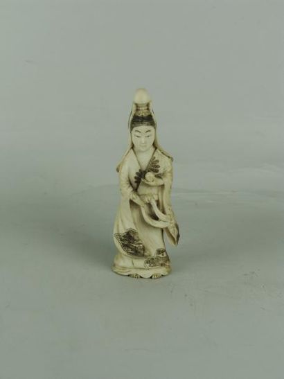 null OKIMONO EN IVOIRE. Représentant une Kannon à la perle. H: 10,8 cm