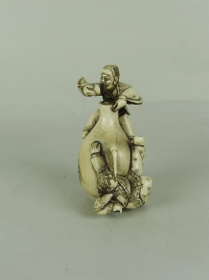 null NETSUKE EN IVOIRE. Représentant deux buveurs de saké. H: 5 cm