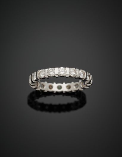 null ALLIANCE in white gold (750‰) set with 18 brilliant-cut diamonds. 
Finger size...