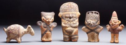 null ENSEMBLE composé de quatre figurines diminutives symbolisant des personnages...