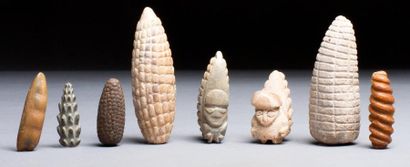 null BEL ENSEMBLE COMPOSÉ DE HUIT CONOPAS en forme de maïs dont deux de taille importante...
