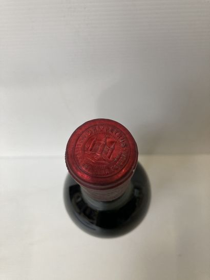 null 1 bouteille PETRUS Pomerol 1967 75cl H.E.