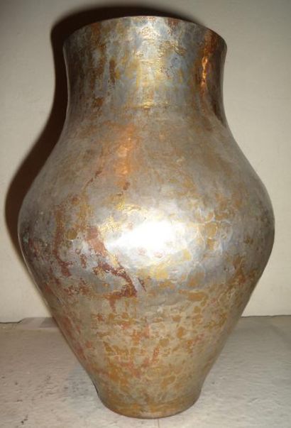 Maurice PERRIER (XXème siècle) Vase piriforme en dinanderie Signé et daté 59 H.2...