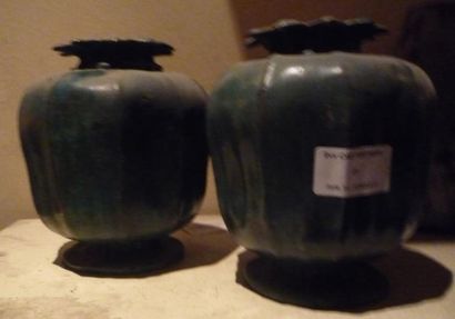 TRAVAIL FRANÇAIS Paire de vase en bronze à patine verte H14cm