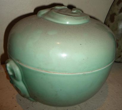 M. De BAISER GRATTI (XXème siècle) Boite couverte en porcelaine turquoise Manufacture...