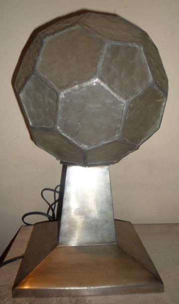null Lampe de bureau en métal nickelé, fut géométrique surmonté d'un globe à corps...