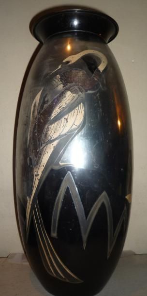 L.GERFAUX (XXème siècle) Vase balustre en dinanderie à décor de héron dans un paysage...