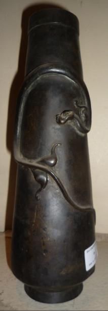 TRAVAIL FRANÇAIS Vase tubulaire sur talon en bronze à décor de serpent sur le pourtour...