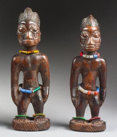 null Paire d'Ibedji "Ilorin" masculins. Bois à patine d'usage. Yoruba, Nigéria. ...