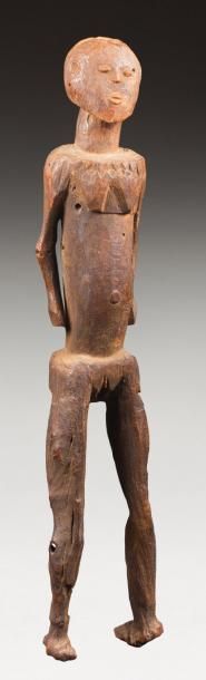 null Importante et archaïque statue représentant un personnage féminin debout à l'expression...
