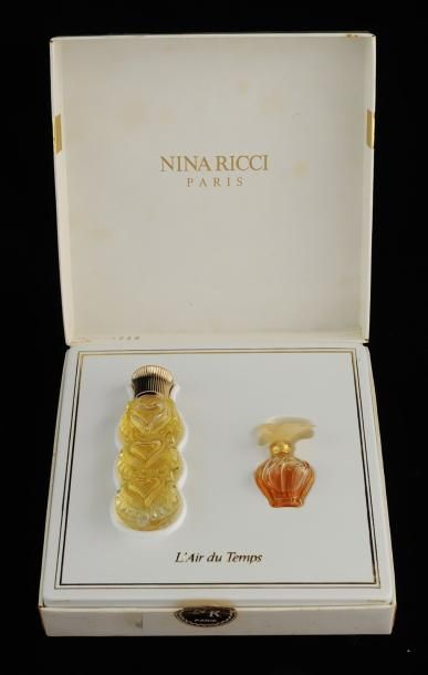Nina RICCI «L'air du Temps» Coffret comprenant une miniature corsetière «3 coeurs»,...