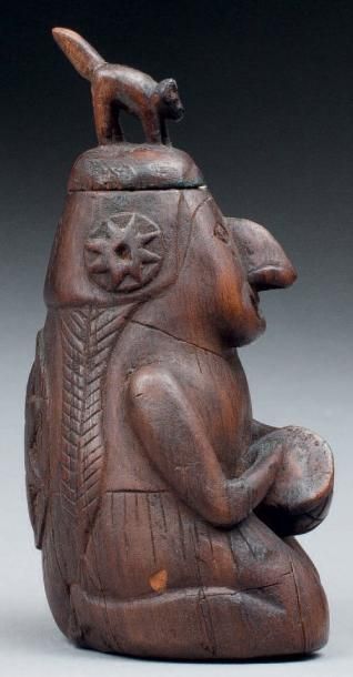 null RÉCEPTACLE DE CHAMAN, communément appelé "poporo". Il est sculpté d'un shaman...