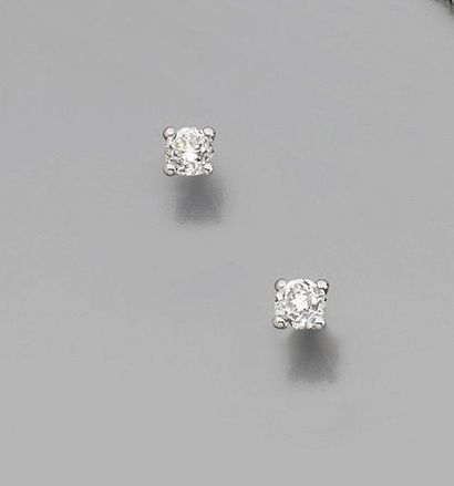 null PAIRE DE CLOUS D'OREILLES en or gris serti de deux diamants taille brillant...