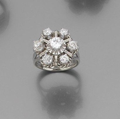 null BAGUE «fleur» en platine et or gris partiellement torsadé serti de sept diamants...
