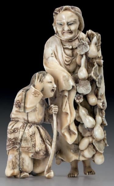 null GROUPE en ivoire représentant deux personnages, l'un recouvert et portant des...