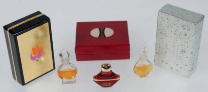 Guerlain Lot comprenant trois flacons miniatures pour les parfums «Samsara», «Chamade»...