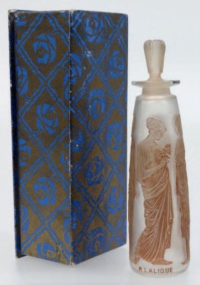RENE LALIQUE COTY Ambre Antique Flacon en verre de forme cylindrique, panse décorée...