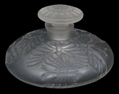 RENE LALIQUE L.T. PIVER «Misti» 	 Flacon en verre soufflé-moulé, panse de forme circulaire,...