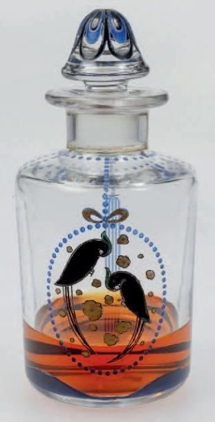 BACCARAT Flacon en cristal de Baccarat modèle bouillote. Ornée par deux perruches...