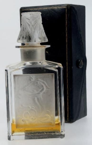 RENE LALIQUE COTY «L'Effleurt» Flacon en verre, base rectangulaire. Décoré d'une...