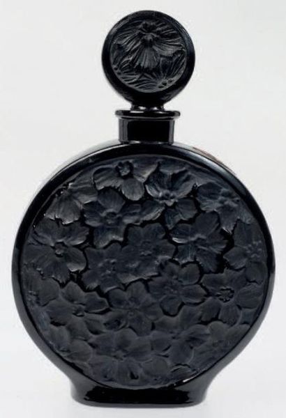 Volnay «Chypre Ambré» Flacon en verre opaque noir. Panse lenticulaire, décor floral...