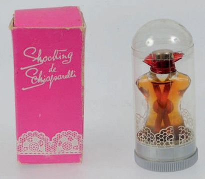 SCHIAPARELLI «Shocking» Flacon miniature en verre figurant un buste féminin, titré...