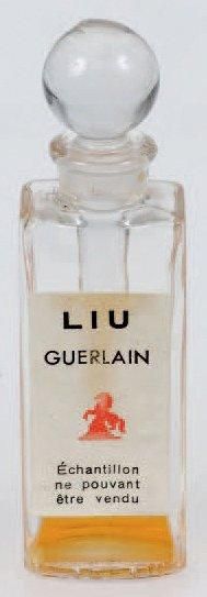 Guerlain «Liu» Flacon testeur en verre de forme rectangulaire, bouchon boule, touche-oreille....