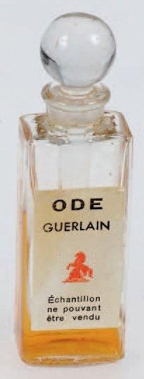 Guerlain «Ode» Flacon testeur en verre de forme rectangulaire, bouchon boule, touche-oreille....