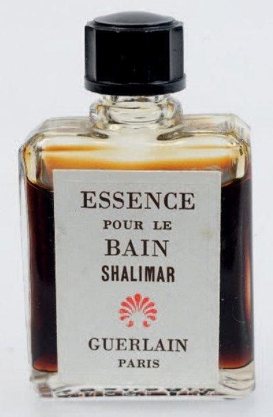 Guerlain «Shalimar Essence pour le bain» Flacon miniature en verre, de forme rectangulaire....