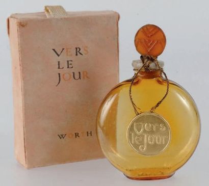 RENÉ LALIQUE WORTH «Vers le Jour» Flacon miniature en verre teinté orange. Scellé,...