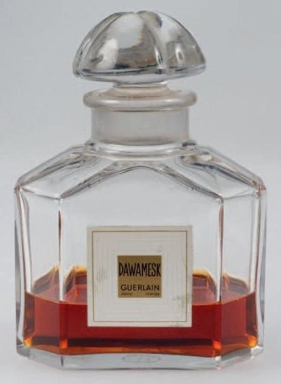 Guerlain «Dawamesk» Flacon en cristal de baccarat, modèle quadrilobé. Siglé «Baccarat»...