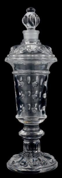 CARON BACCARAT Flacon en cristal de Baccarat, panse de forme vase couvert sur piédouche...