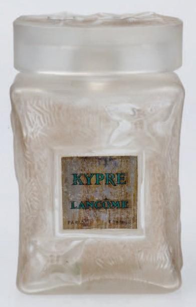 Lancôme «Kypre» Flacon en verre, de forme rectangulaire, décor gravé et ciselé, figurant...