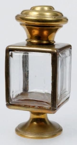 T. JONES BACCARAT «Velarux» Flacon en cristal de Baccarat de forme carrée sur piédouche,...