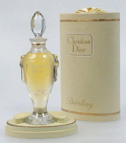 CHRISTIAN DIOR «Diorling» Flacon en cristal de Baccarat, modèle amphore. Siglé sous...