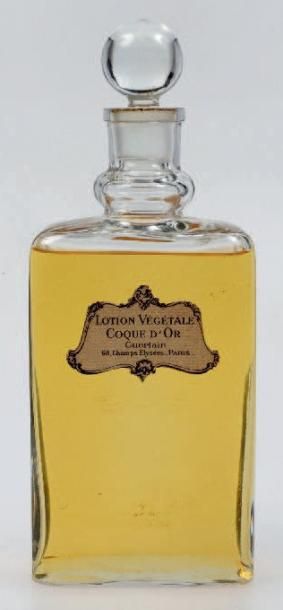 Guerlain «Coque d'Or» Flacon en verre, panse rectangulaire, orné au dos de la femme...