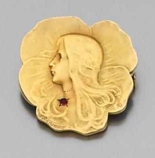 null BROCHE «profil de femme» en or jaune chantourné serti d'une pierre rouge. Signée...