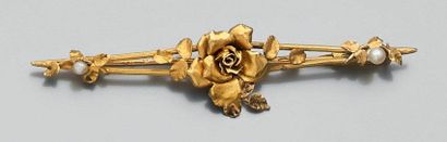 null BROCHE barrette «fleur» en or jaune découpé, serti de deux perles probablement...