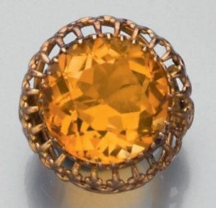 null BAGUE circulaire en or jaune ajouré serti d'une citrine ronde. Vers 1960-70....