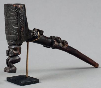 null PIPE ANTHROPO-ZOOMORPHE, le fourreau sculpté d'un esprit à la tête démesurée...