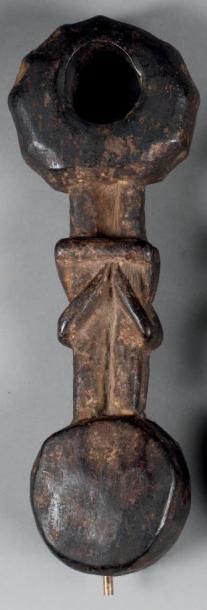 null AXE DE BARATTE À BEURRE sculpté en partie haute d'un symbole en forme de noeud...
