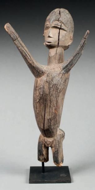 null STATUETTE ANTHROPOMORPHE aux formes primitives, le mouvement donné par la forme...