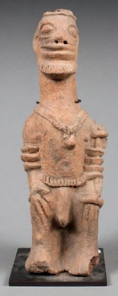 null STATUETTE ANTHROPOMORPHE représentant un roi debout, les mains posées sur les...